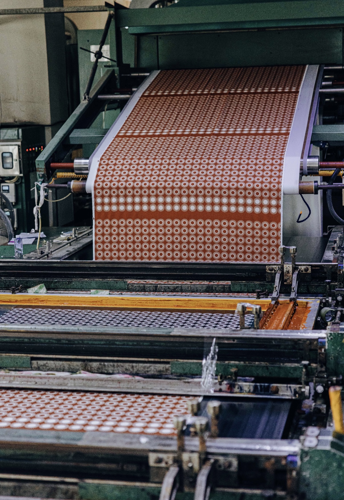Artisanal Detailing: Precision embroidery to enhance brand identity and texture.